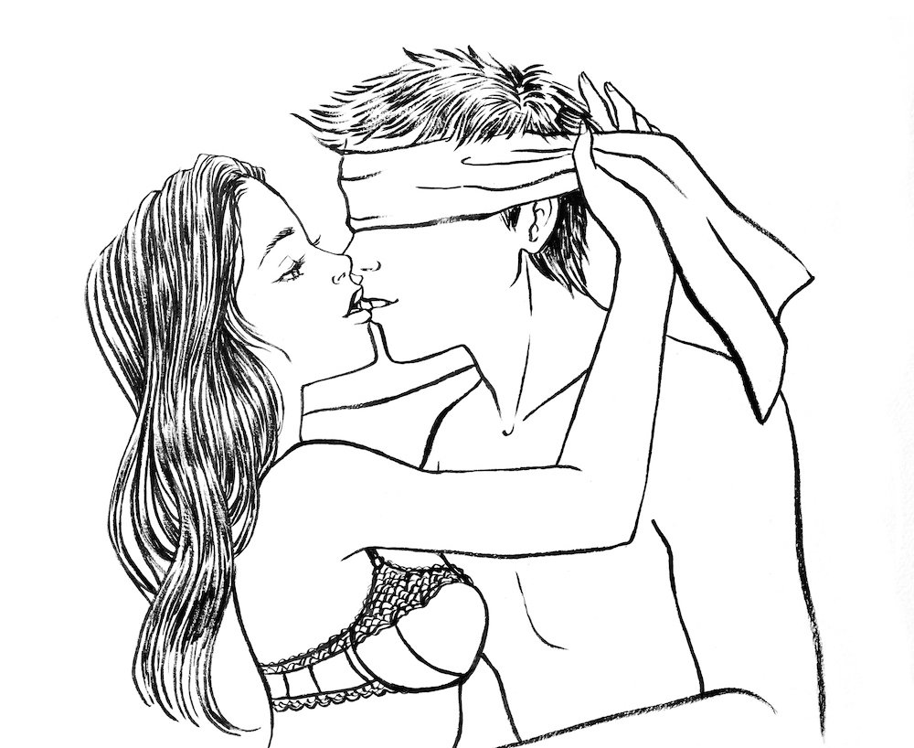 femeie care a legat ochiul pe bărbat în timp ce îl săruta