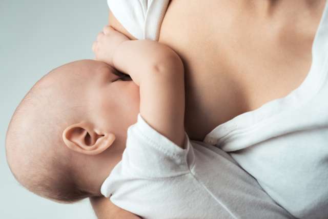 Bebelus de 10 luni: asta puteti face in acest stadiu de dezvoltare