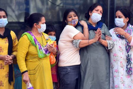 India stabileste un nou record de 412K de cazuri COVID-19, aproape decese 4K, pe masura ce infectiile se raspandesc