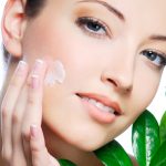 4 sfaturi eficiente pentru ingrijirea pielii in timpul verii pentru a obtine o piele stralucitoare in mod natural