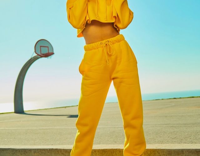 Cu ce ​​să porți pantaloni de trening? 5 inspirații unice