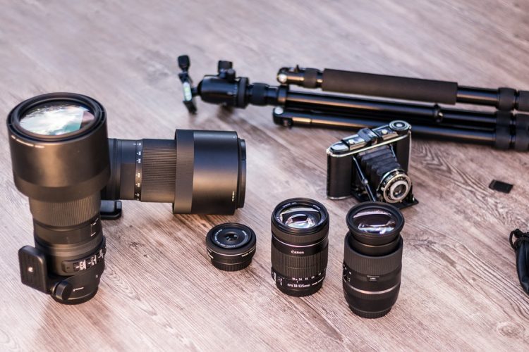 3 tipuri de accesorii și aparate care te ajută să faci fotografii profesionale în studio