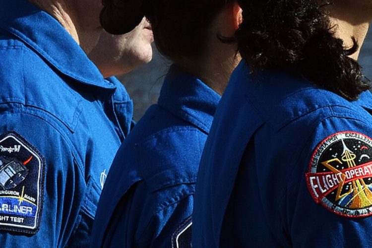 Costumele spatiale de 1 miliard de dolari ale NASA vor intarzia intoarcerea planificata pe Luna in 2024