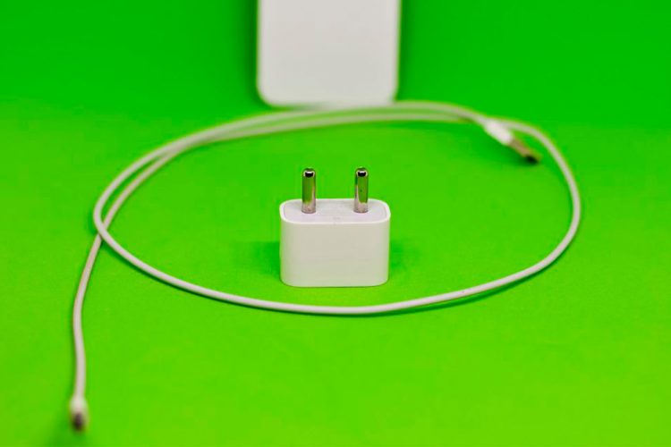 Incarcati iPhone-ul cu un cablu Samsung? Propunerea europeana pentru un incarcator comun
