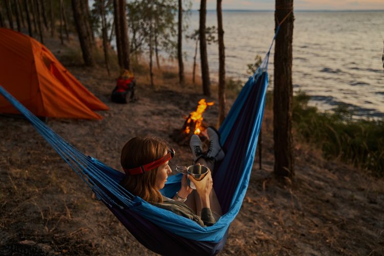 Vrei să te relaxezi pe un hamac? Iată cum &icirc;l alegi pe cel mai bun
