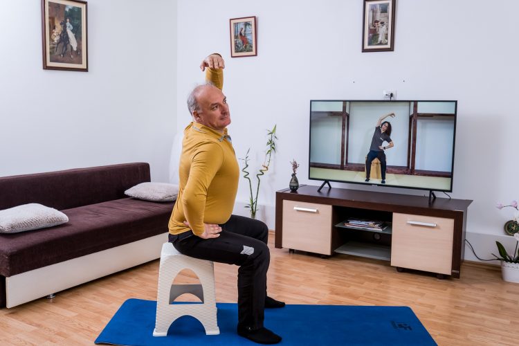 Dureri de spate de la stat prea mult la birou? Iată cum le depășești!