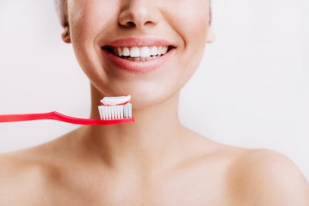 3 obiceiuri simple care te vor ajuta să ai dinți sănătoși pentru mai mult timp
