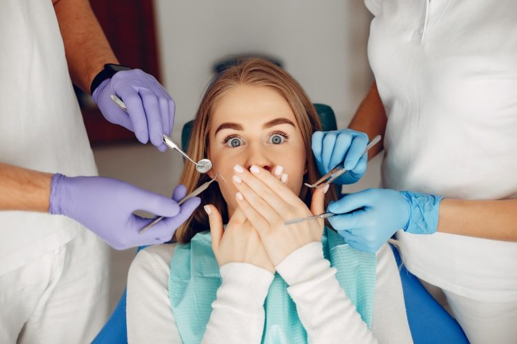 Cum să faci față fricii de dentist și să te simți confortabil &icirc;n scaunul stomatologic