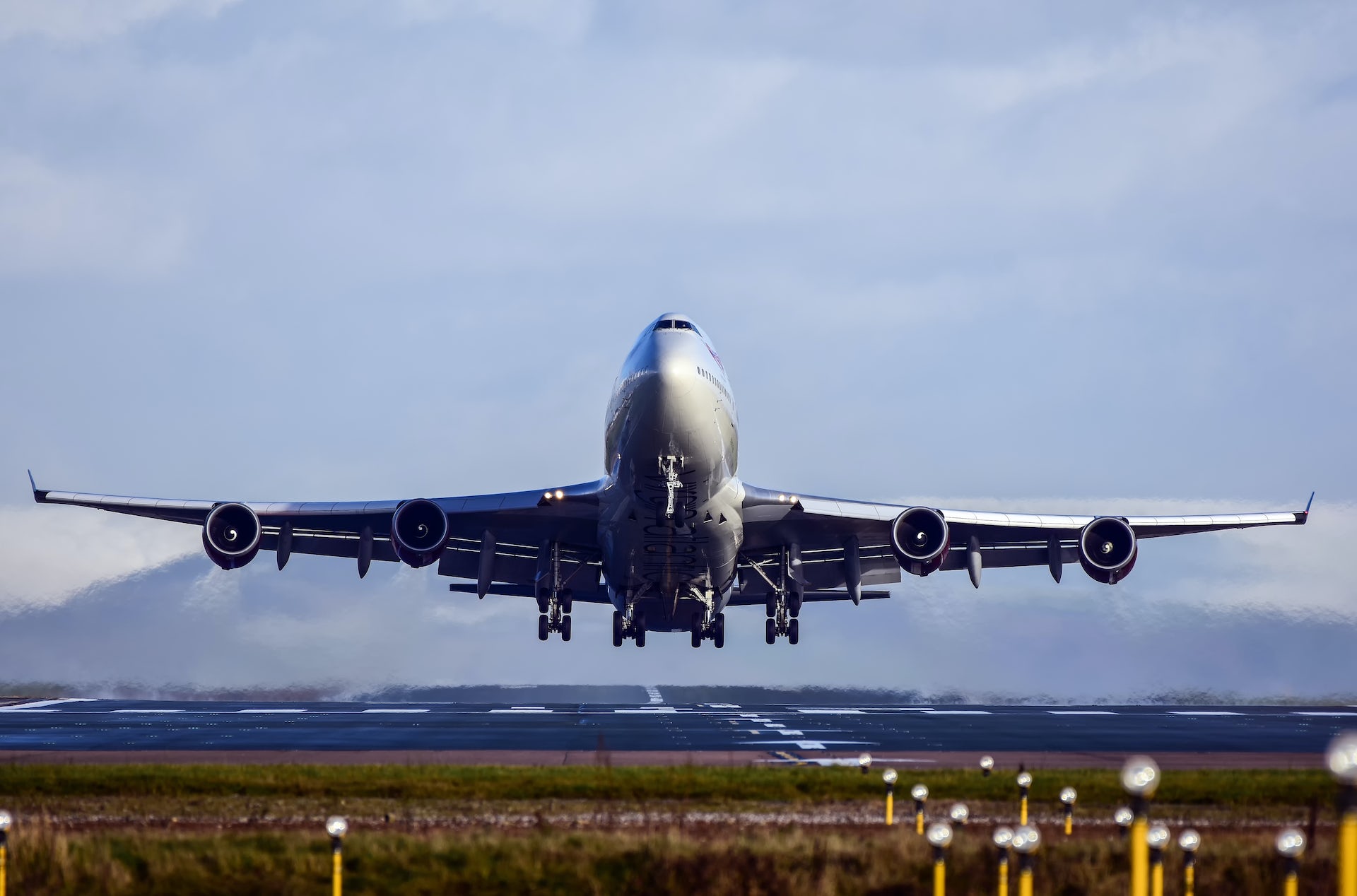 Un avion care decoleaza.