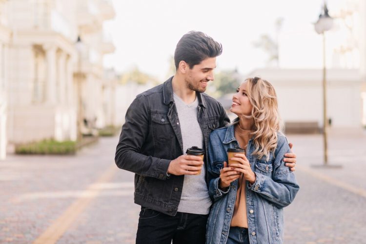De la mesaje la intalniri reale: pasii cheie pentru trecerea de la datingul online la relatia offline