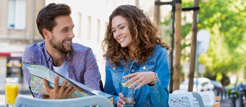 Cuplu tanar la o intalnire