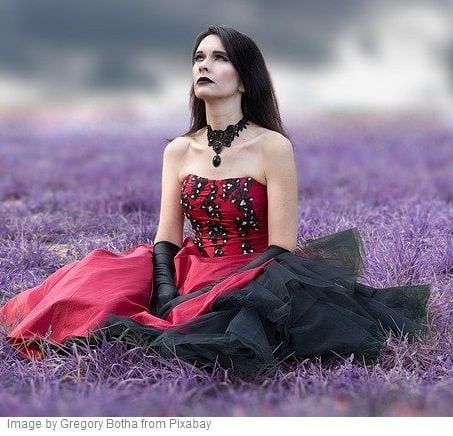 femeie imbracata intr-o rochie de moda gotica