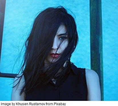 haine negre si machiaj intunecat de stil gotic