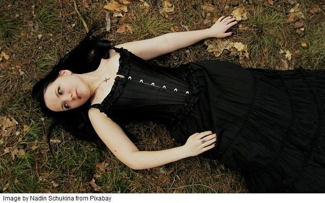 femeie care poarta o rochie voctoriana neagra