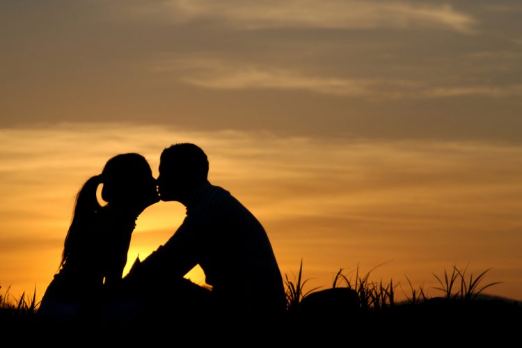 12 moduri memorabile de a-ti saruta iubitul