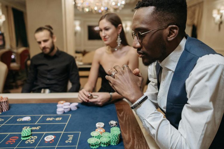Cum să organizezi o seară de poker cu prietenii acasă? 5 recomandări