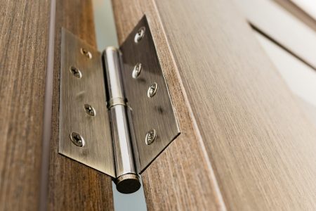 Rolul balamalelor &icirc;n funcționarea corectă a unei uși