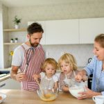 Duminica &icirc;n bucătărie cu copiii: activități culinare care funcționează pentru toate v&acirc;rstele
