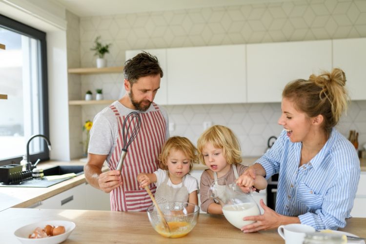 Duminica &icirc;n bucătărie cu copiii: activități culinare care funcționează pentru toate v&acirc;rstele